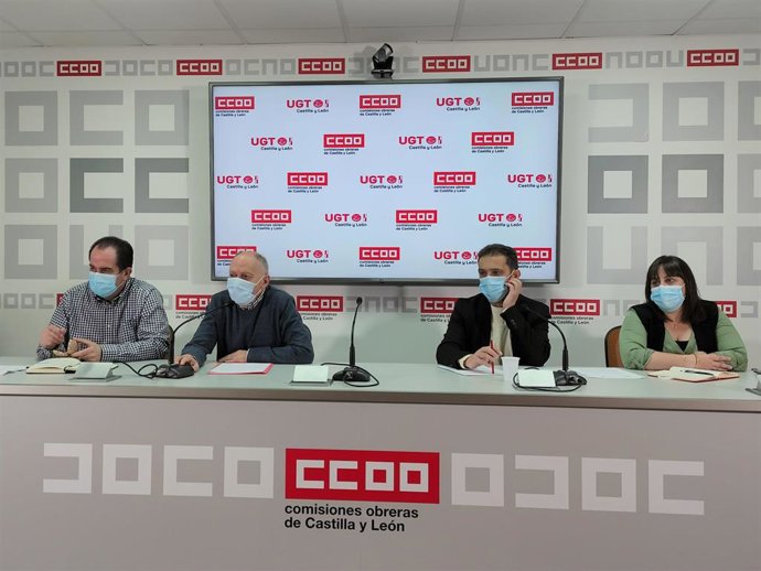Los secretarios generales de UGT y CCOO, Faustino Temprano y Vicente Andrés (segundo y tercero por la derecha), durante la rueda de prensa para presentar las reivindicaciones del 1 de Mayo.