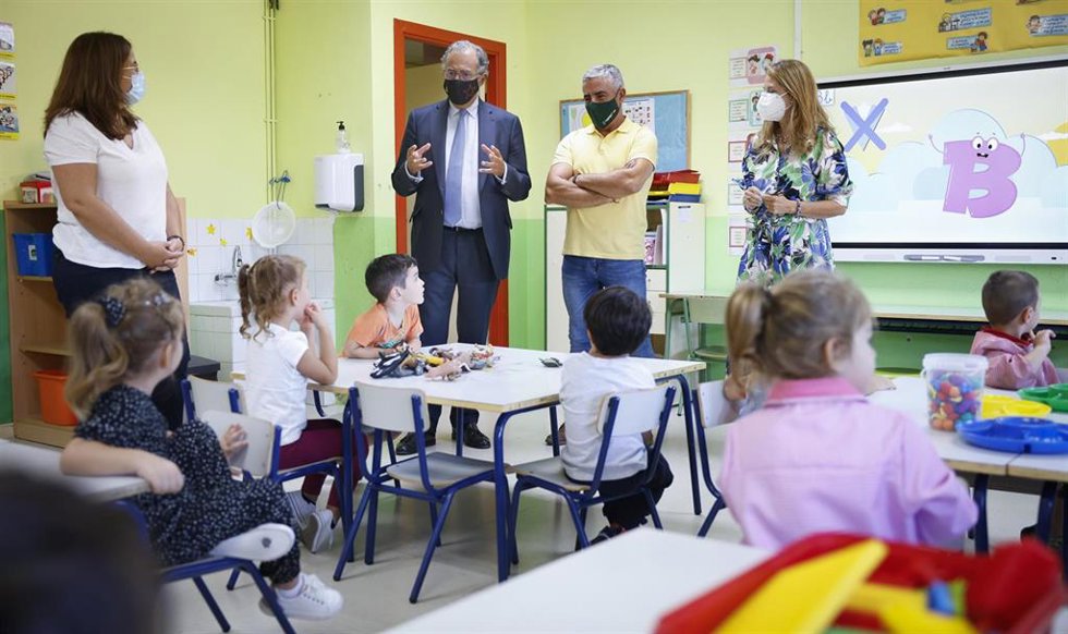 Archivo - El consejero de Educación, Enrique Ossorio, visita un colegio de Campo Real. Archivo.