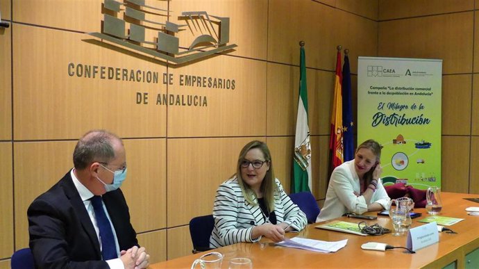 Acto de presentación de la Campaña en Sevilla (de izquierda a derecha): Luis Fernández-Palacios, secretario general de la CEA; Virginia González Lucena, presidenta CAEA; Lorena Garrido, directora general de Comercio de la Junta
