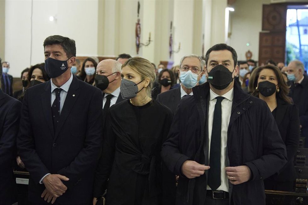 El presidente de la Junta, Juanma Moreno, (d) junto a su esposa y el vicepresidente de la Junta y consejero de Turismo, Juan Marín, (i) durante la Misa Funeral de Javier Imbroda en la Parroquia del Corpus Christi, a 6 de abril de 2022 en Sevilla.