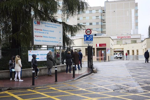 Archivo - Varias personas esperan la cola en las inmediaciones del Hospital Universitario Gregorio Marañón para hacerse PCR, a 24 de diciembre de 2021, en Madrid (España). La Comunidad de Madrid ha habilitado desde el pasado 22 de diciembre puntos para la