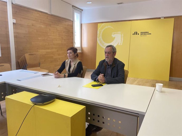 Los concejales de ERC en el Ayuntamiento de Barcelona, Elisenda Alamany y Jordi Coronas, en rueda de prensa