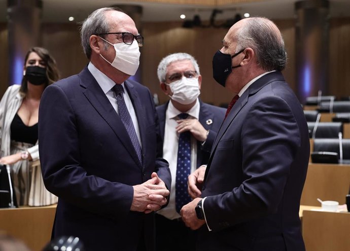 Archivo - El ex ministro socialista Ángel Gabilondo (i) y el alcalde de Algeciras, y senador del PP, José Ignacio Landaluce