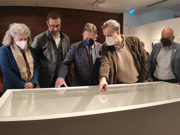 El alcalde de Oviedo, Alfredo Canteli, visita la exposición 'Asturias en 3D 1890-1937', junto al director del Museo del Pueblo, Joaco López; el concejal ovetense de Cultura, José Luis Costillas; y el edil gijonés de Promoción económica, Santos Tejón.