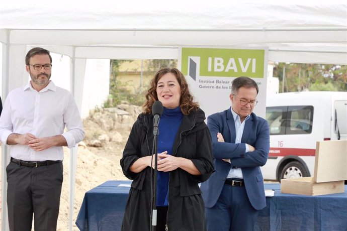 La presidenta del Govern, Francina Armengol, junto al alcalde de Palma, José Hila, y el conseller de Movilidad y Vivienda, Josep Marí.