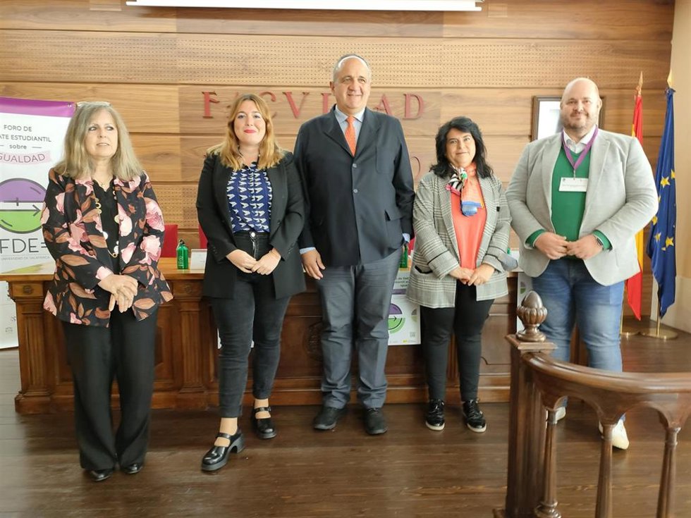 La secretaria de Estado de Igualdad, Ángela Rodríguez, segunda por la izquierda, junto a representantes de la USAL y de la jornada de debate sobre igualdad en la Universidad.