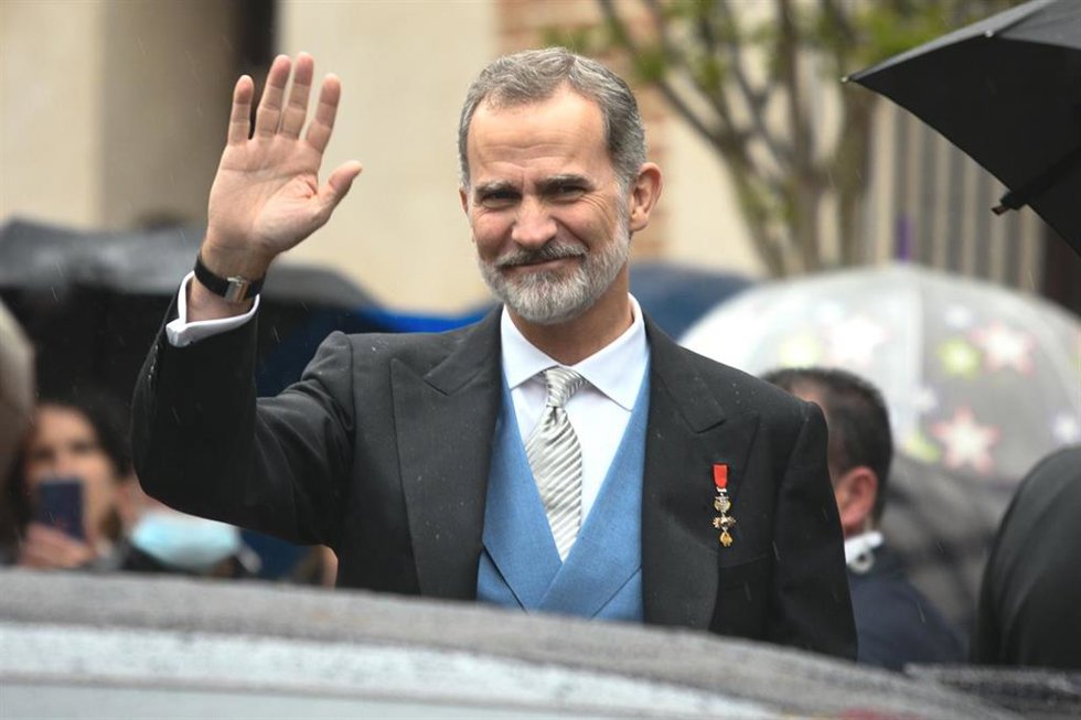 El Rey Felipe sale tras la entrega del Premio de Literatura en Lengua Castellana "Miguel de Cervantes" 2021 celebrado en el Paraninfo de la Universidad de Alcalá de Henares, a 22 de abril de 2022, en Alcalá de Henares (España). Se otorga el Premio Cerva