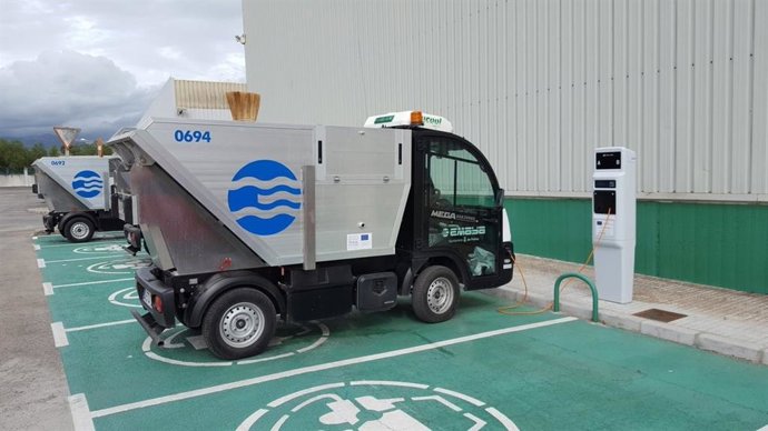 Emaya licita el suministro de ocho vehículos de limpieza y recogida de residuos y ocho puntos eléctricos de recarga.
