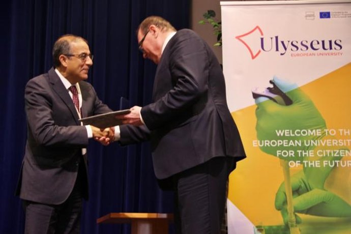 Miguel Ángel Castro (primero por la izquierda), rector de la US, universidad que coordina la alianza Ulysseus.