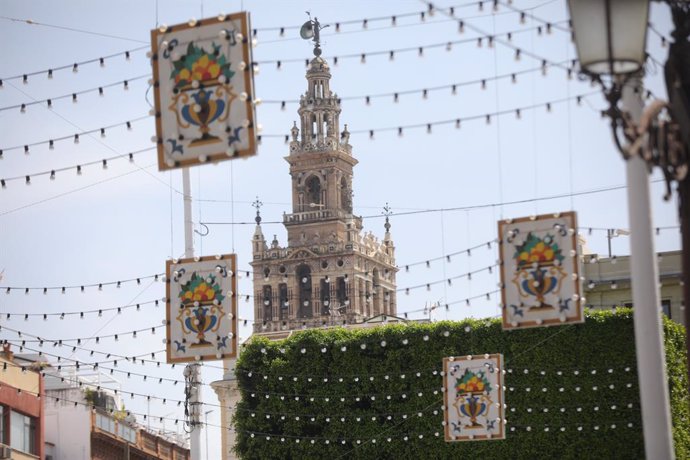 Archivo - Alumbrado especial propio de la Feria de Abril colocado en la Plaza de San Francisco, En Sevilla (Andalucía, España), a 13 de abril de 2021.