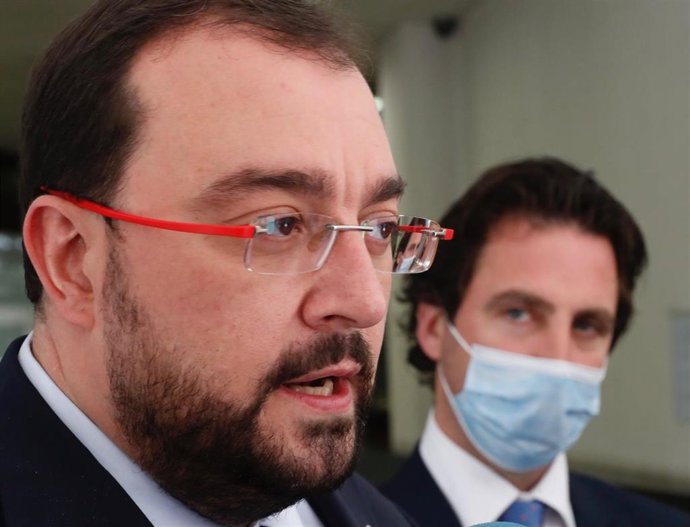 El presidente del Principado, Adrián Barbón, y el sindico mayor, Roberto Fernández Llera.