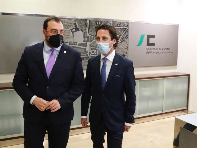 El presidente del Principado, Adrián Barbón, y el sindico mayor, Roberto Fernández Llera.