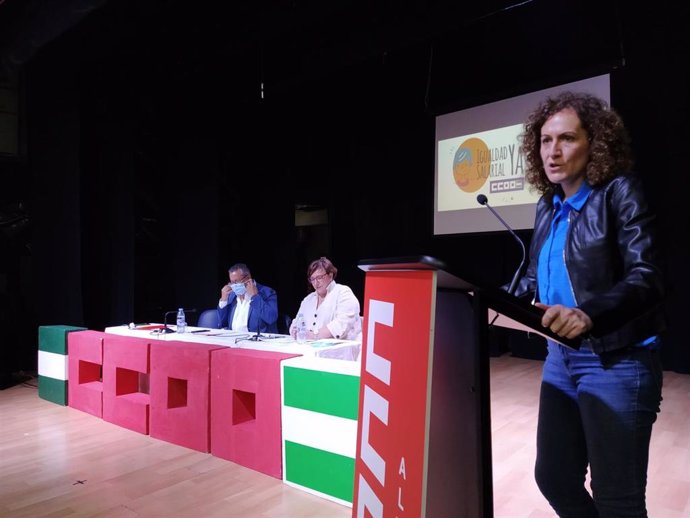 Nuria López, en una asamblea sobre la reforma laboral en Almería