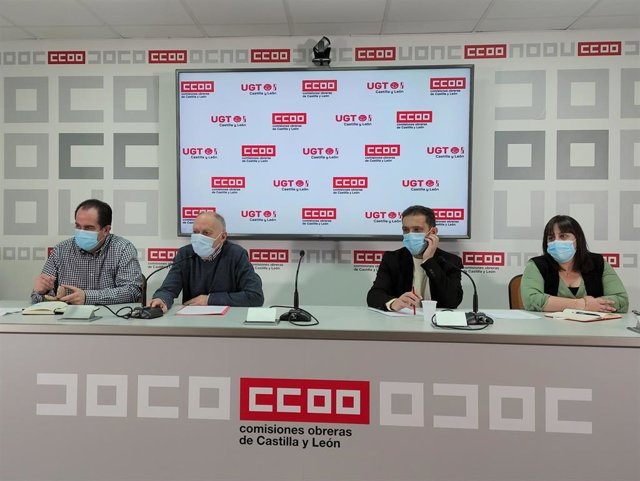 Los secretarios generales de UGT y CCOO en Castilla y León, Faustino Temprano y Vicente Andrés (segundo y tercero por la izquierda), respectivamente, en la presentación de las reivindicacions del 1 de Mayo.