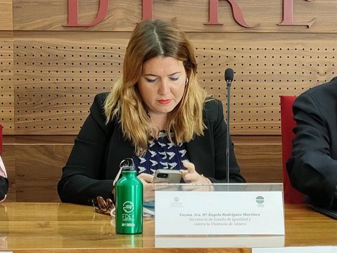 La secretaria de Estado de Igualdad, Ángela Rodríguez, en la Facultad de Derecho de la USAL.