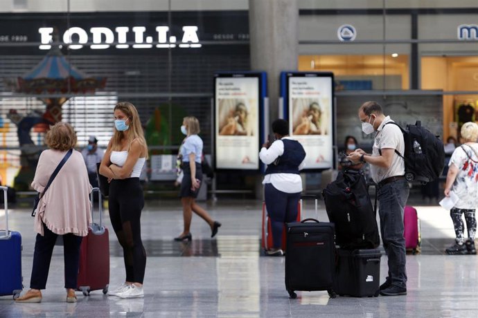 Archivo - Viajeros suben al AVE en la estación María Zambrano de Málaga,  