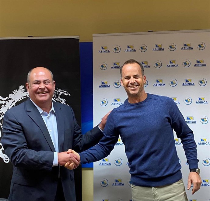 El presidente de Asinca, Virgilio Correa, a la izquierda, y el director de DG Eventos, Daniel González, a la derecha