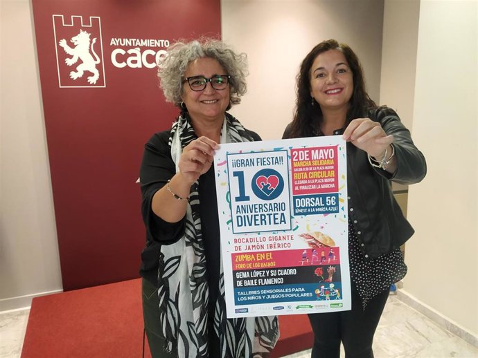 La concejala de Asuntos Sociales, María José Pulido, y la directora de Divertea, Rosa Simón, presentan las actividades del décimo aniversario de la asociación