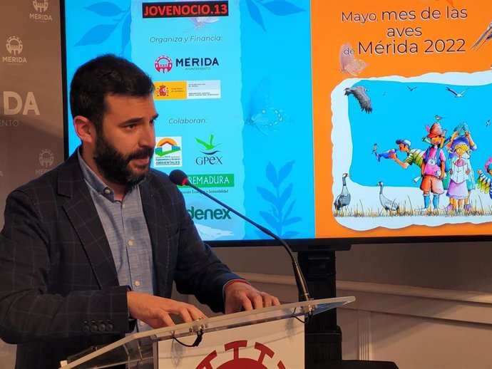 El delegado de Sanidad del Ayuntamiento de Mérida, Felipe González, presenta la programación del Mes de las Aves