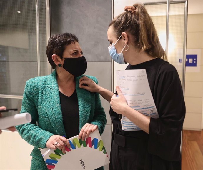 La portavoz de EH Bildu en el Congreso, Mertxe Aizpurua, hablando con la diputada de la CUP, Mireia Vehí