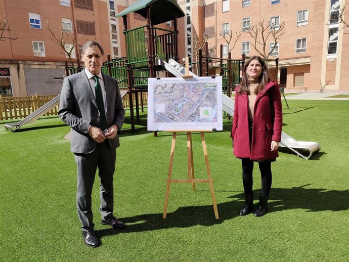 El alcalde de Salamanca, Carlos García Carbayo, y la concejal de Medio Ambiente, Miryam Rodríguez, en la plaza Fuente Tormella del barrio El Zurguén