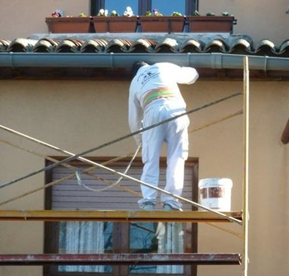 Archivo - Albañil trabajando en una casa