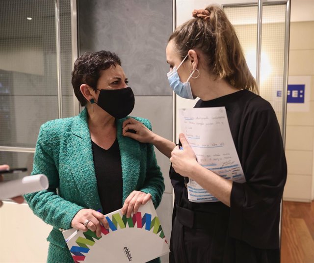 La portaveu d'EH Bildu al Congrés, Mertxe Aizpurua, amb la diputada de la CUP, Mireia Vehí