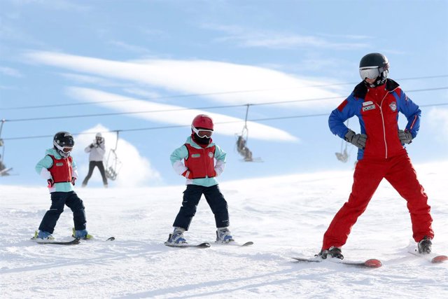 Clases de esquí para todas las edades y niveles.