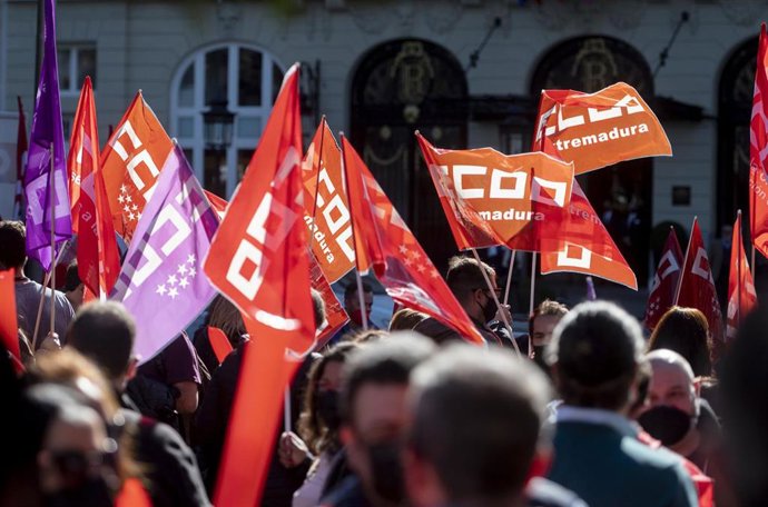 Archivo - Varias personas con banderas de distintos sindicatos, participan en una concentración para denunciar el bloqueo de la negociación del convenio sectorial del Contact Center, en la Plaza de la Lealtad, a 22 de febrero de 2022, en Madrid (España).