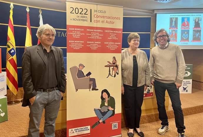 El escritor Juan Bonilla, junto a la diputada provincial y el coordinador del ciclo, durante la presentación en la sala de prensa de la DPZ.