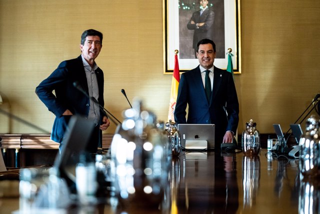 El vicepresidente de la Junta de Andalucía, Juan Marín (i), y el presidente de la Junta, Juanma Moreno (d), en una foto de archivo en una reunión del Consejo de Gobierno.