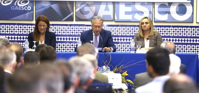 La delegada de Hacienda del Ayuntamiento de Sevilla, Sonia Gaya, primera por la izquierda, ha participado en el foro organizado por Gaesco, en el que ha estado igualmente la consejera de Fomento, Marifrán Carazo.