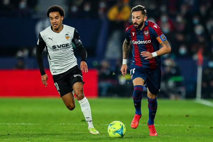 Archivo - El jugador del Levante José Luis Morales conduce el balón ante el futbolista del Valencia Hélder Costa, en el partido de LaLiga Santander disputado en el Ciutat de Valencia.
