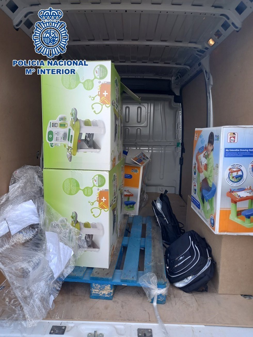 Furgoneta con cajas de juguetes en las que había mochilas infantiles con la droga oculta en ellas