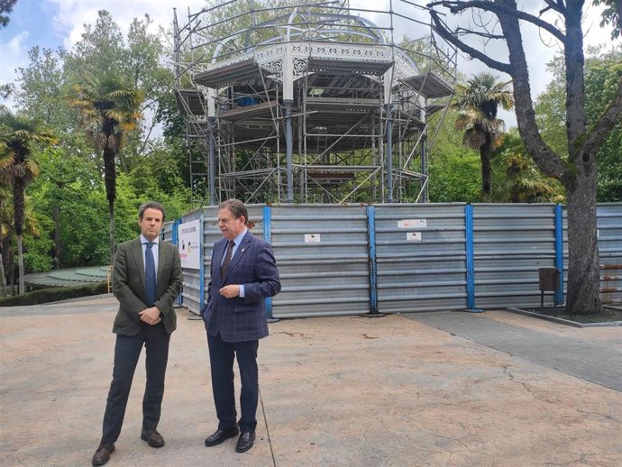 El alcalde de Oviedo, Alfredo Canteli, y el concejal de Urbanismo, Ignacio Cuesta, visitan las obras del kiosco del Bombé.