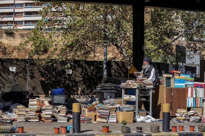 Archivo - Un hombre sin techo en la capital de Líbano, Beirut, en el marco de la crisis económica en el país