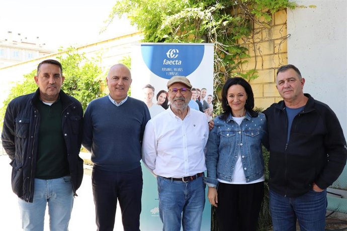 Crespín (2 dcha.), con responsables de Faecta Córdoba.