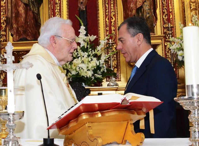 El candidato del Partido Popular (PP) a la Alcaldía de Sevilla, José Luis Sanz, con el cardenal arzobispo emérito de Sevilla, Carlos Amigo Vallejo, en una foto de archivo.