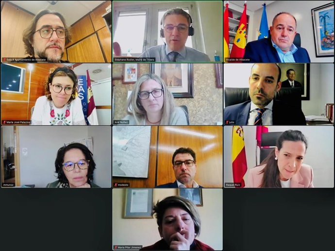El alcalde de Albacete, Emilio Sáez, ha mantenido una reunión por videoconferencia con el alcalde de Thiers, Stéphane Rodier.