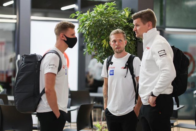 Archivo - Mick Schumacher y Kevin Magnussen, pilotos de Haas F1 Team, a su llegada al Gran Premio de Arabia Saudí. Photo Antonin Vincent / DPPI