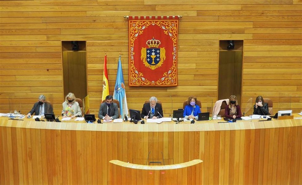 Mesa del Parlamento de Galicia, presidida por Miguel Santalices.