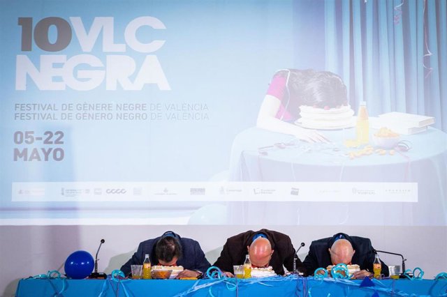 El director de VLC Negra, Jordi Llobregat; el responsable de Contenidos, Santiago Álvarez; y el responsable de comunicación, Bernardo Carrión, posan imitando al cartel de la 10ª edición del festival VLC Negra