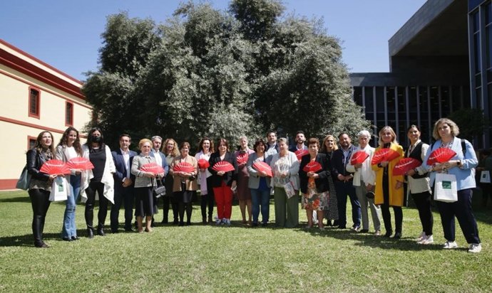 Mujeres y asociaciones de mujeres de la provincia reconocidas por la Diputación con el premio 'Mujeres imparables'.