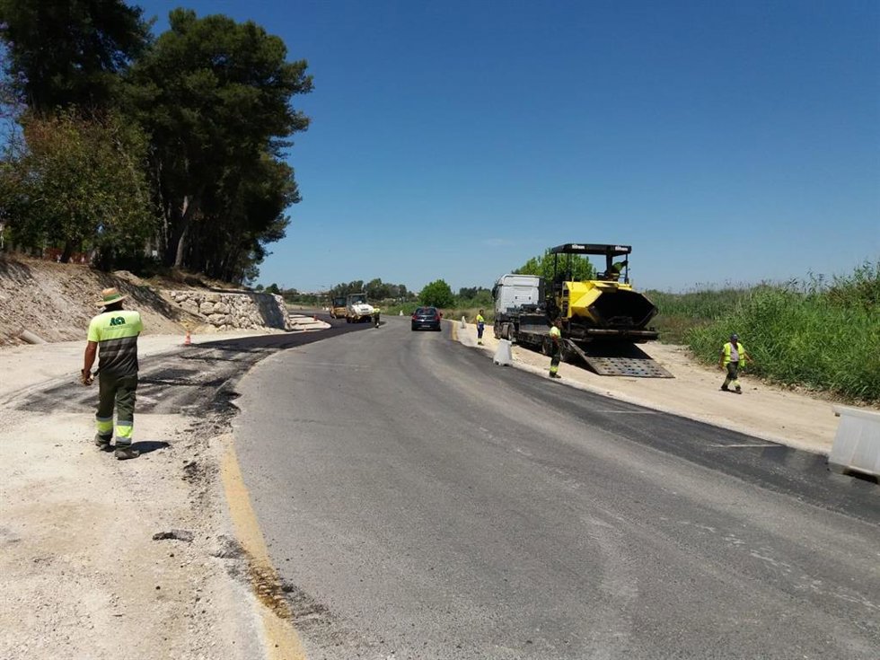Archivo - Imagen de archivo de obras en la carretera de La Barca de la Florida, Entidad Local Autónoma de la provincia de Cádiz.