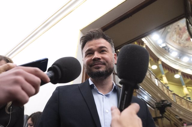 El portavoz de Esquerra Republicana (ERC) en el Congreso, Gabriel Rufián, responde a su llegada a una sesión plenaria, en el Congreso de los Diputados