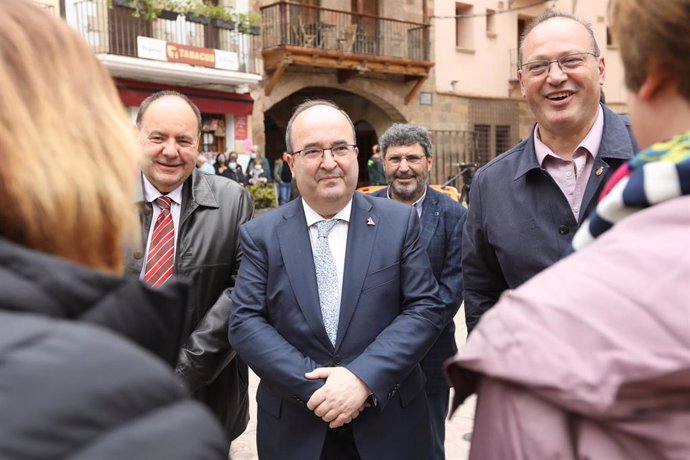 El ministro de Cultura y Deporte, Miquel Iceta (c), durante una visita a la localidad de Mora de Rubielos.