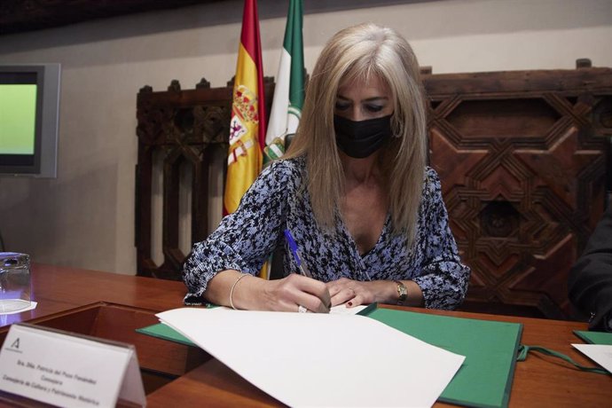 La consejera de Cultura y Patrimonio Histórico, Patricia del Pozo, durante la firma del convenio para la cesión a la Junta de Andalucía de los terrenos del Carambolo.
