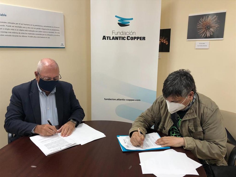 Firma del acuerdo entre el director general de la Fundación, Antonio de la Vega, y el presidente de la Asociación Cultural 6 Viñetas, organizadora del evento, Gerardo Macías.