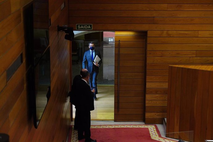 El presidente de la Xunta de Galicia, Alberto Núñez Feijóo (c), entra por la puerta para participar en su última sesión de control, en el Parlamento de Galicia, a 27 de abril de 2022, en Santiago de Compostela, A Coruña, Galicia (España). Se trata de la
