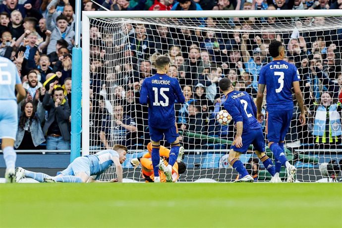 El jugador del Manchester City Kevin De Bruyne marca el 1-0 en la ida de las semifinales de la Liga de Campeones ante el Real Madrid en el Etihad Stadium.